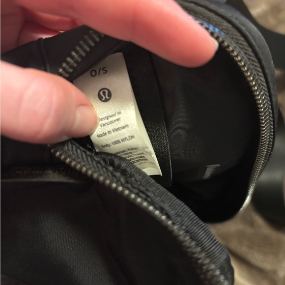🌸 Lululemon 🌸 black everywhere belt bag - Picture 5 of 6